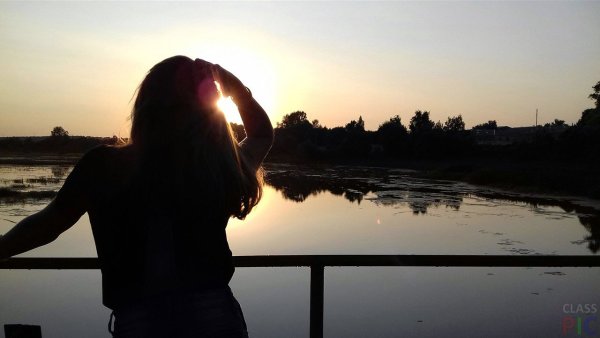 Девушка на озере со спины