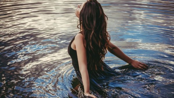 Девушка у реки