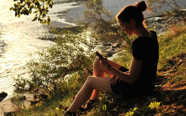 Девушка брюнетка на природе