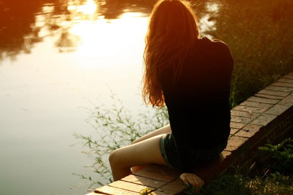 Девушка у пруда сос пи6ны