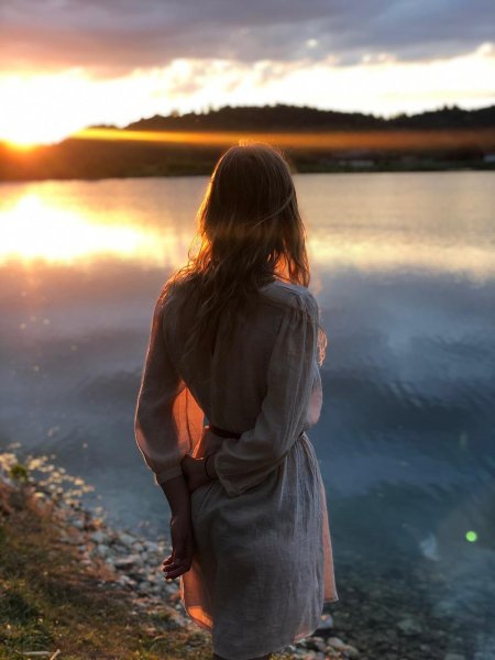 Девушка на природе со спины