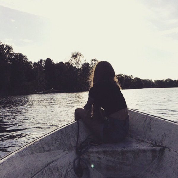 Девушка на озере со спины