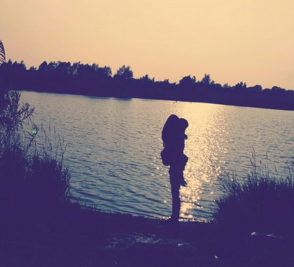 Девушка на речке со спины