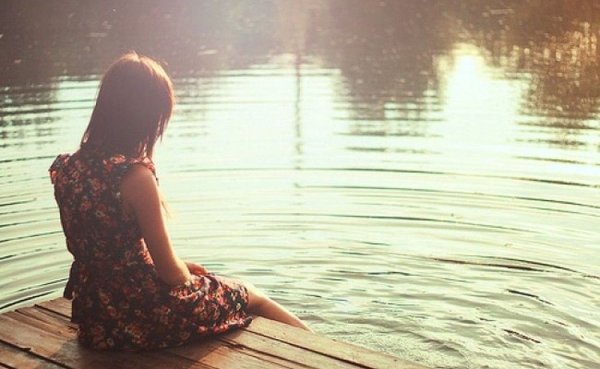 Девушка на озере со спины