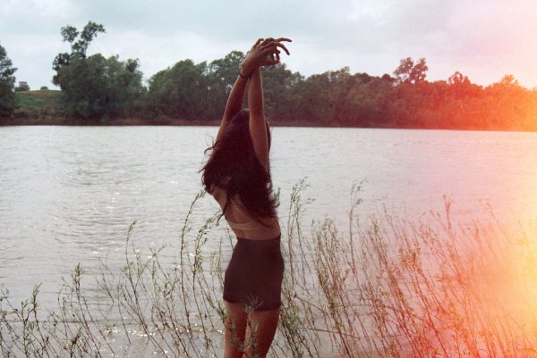 Брюнетка на речке со спины