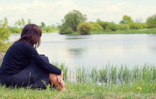 Женщина на природе со спины