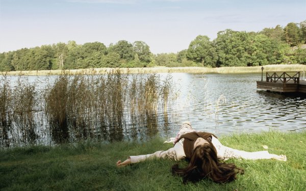 Девушка возле озера