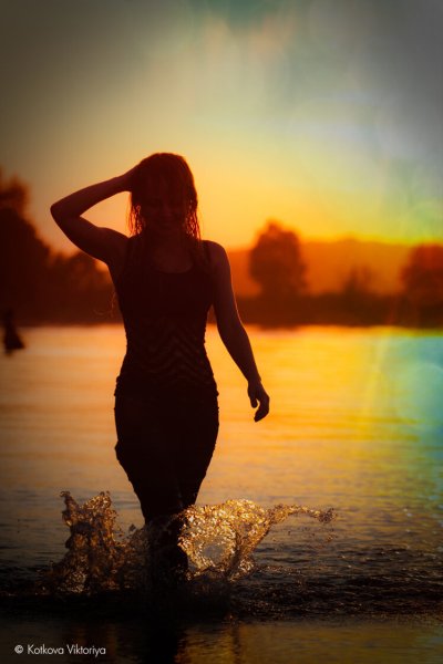 Девушка на закате у реки