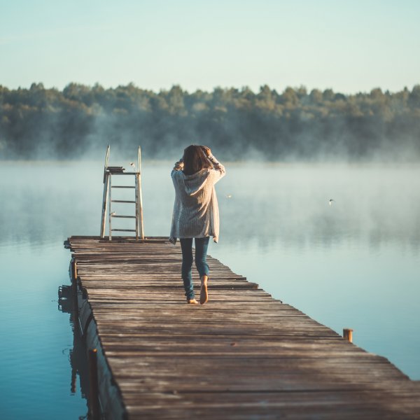 Девушка на пирсе