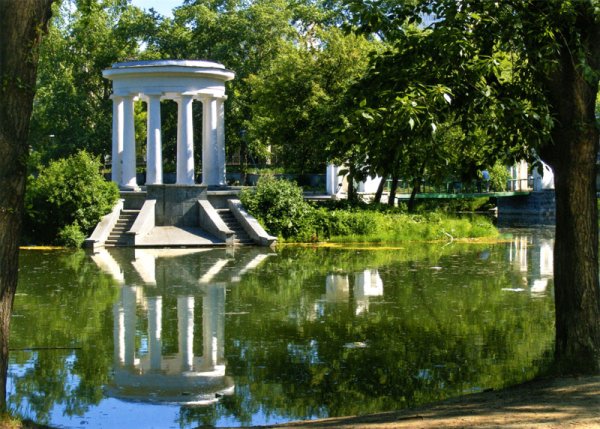 Ротонда в Харитоновском парке Екатеринбург