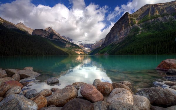 Пейзаж горы озеро