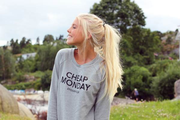 Весёлая девушка со светлыми волосами