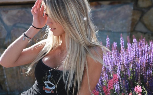 Блондинка с длинными волосами с цветами