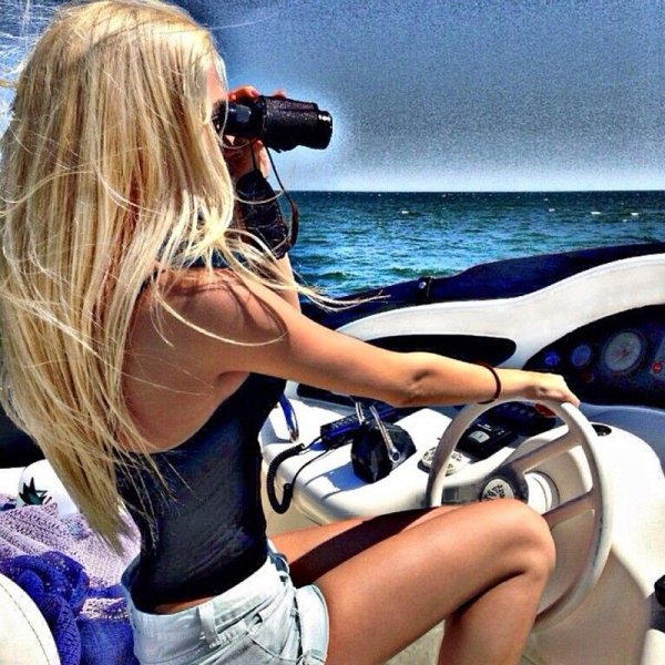 Блондинка с длинными волосами в машине