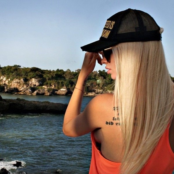 Алена Шишкова в кепке