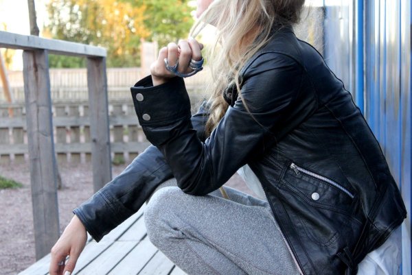 Блондинка в кожаной куртке со спины
