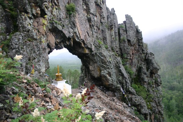 Скала храм ворота Алханай