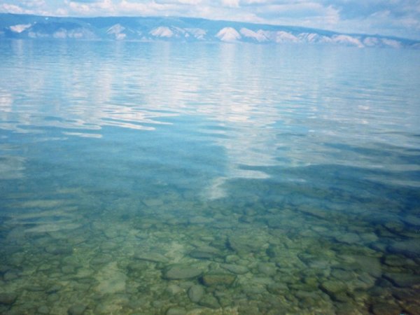 Вода в озере черная и прозрачная