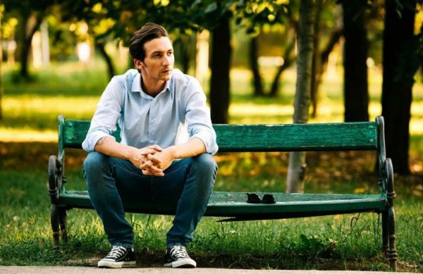 Мужчина на скамейке