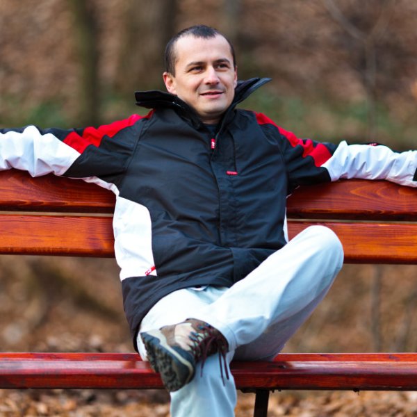 Парень на скамейке