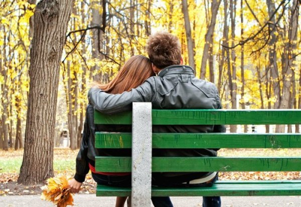 Влюбленные на скамейке