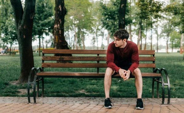 Парень на скамейке