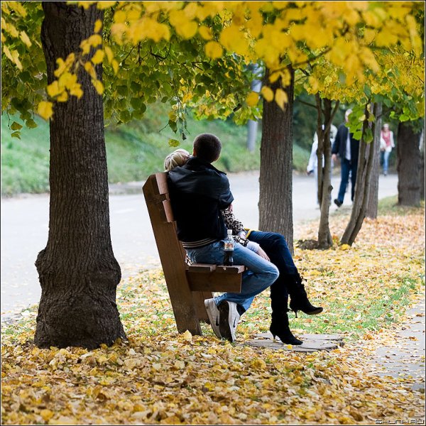 Влюбленные на скамейке