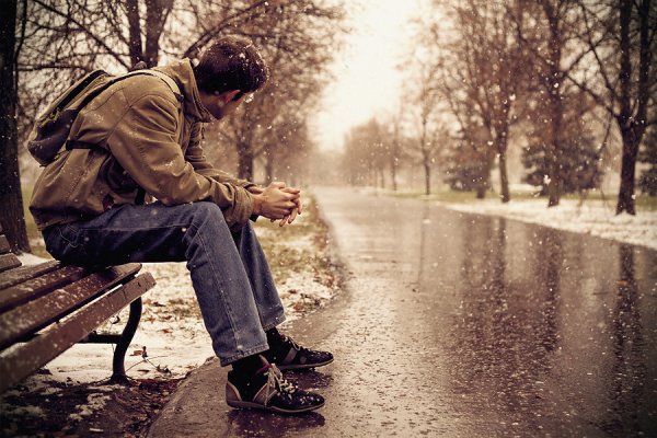 Парень на скамейке