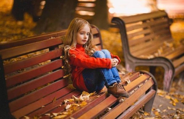Дети на скамейке