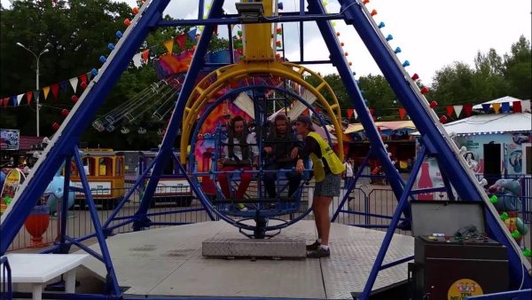 Парк Гагарина Самара аттракцион ракета