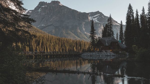 Лес горы штат Монтана домик у озера