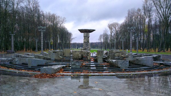 Памятник в Минске парк Победы