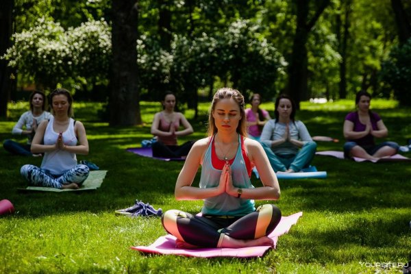 Занятия йогой на природе