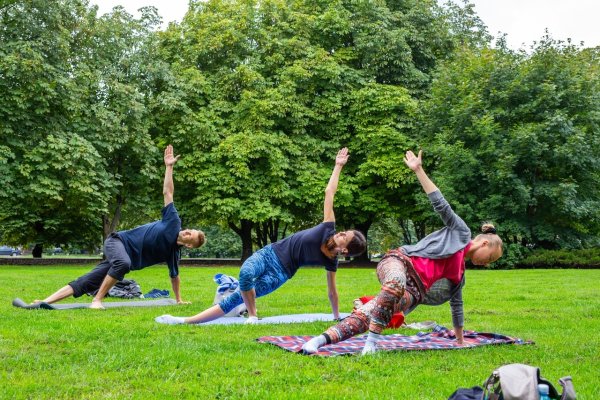 Групповые занятия йогой в парке