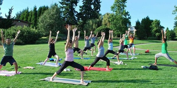 Йога на открытом воздухе
