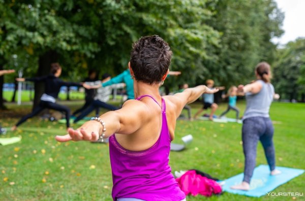 Йога в Москве в лесопарке