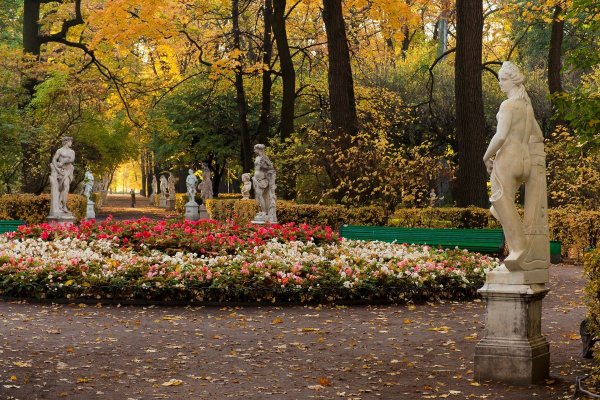 Санкт Петербург статуи в парке летний сад