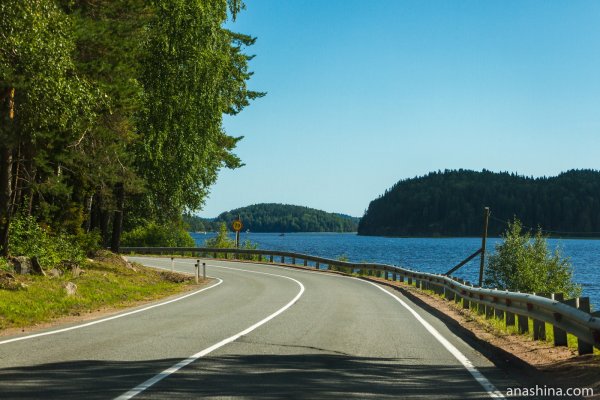 Карелия Видлица дорога вдоль озера