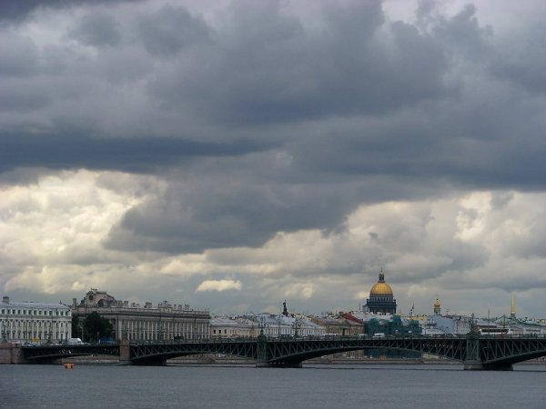 Хмурое небо Петербурга
