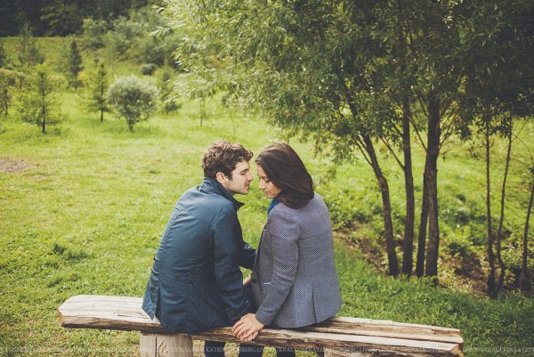 Влюбленная пара на скамейке