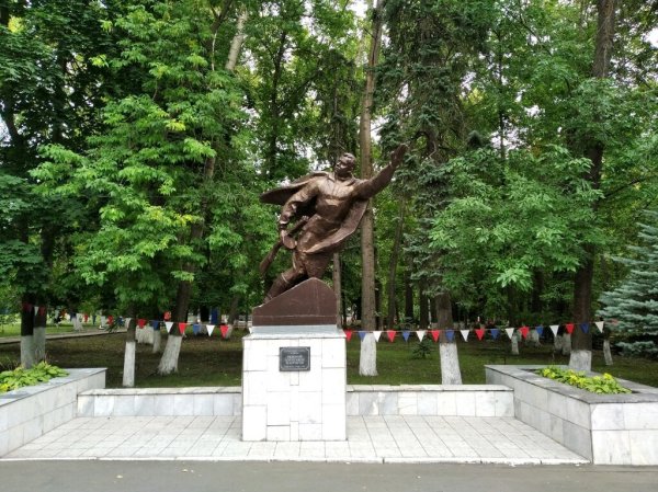 Памятник Матросову в Ульяновске