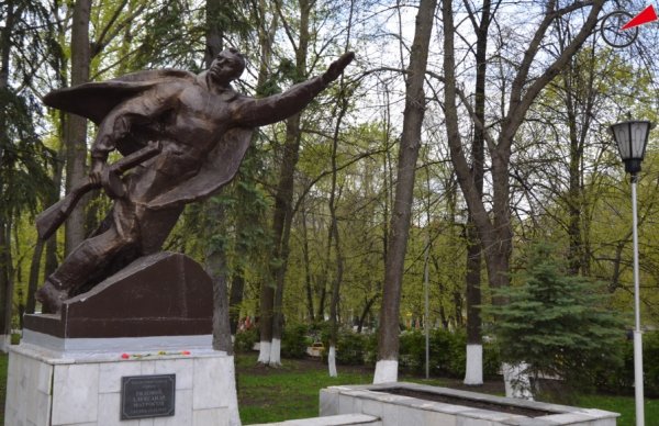 Памятник Александру Матросову в Ульяновске