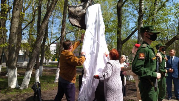 Памятник юнгам в парке Матросова