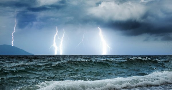 Гроза на море