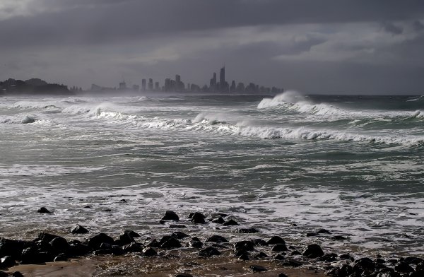 Берег моря шторм