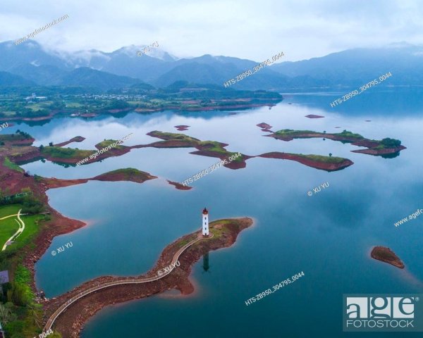 Озеро Цяньдаоху в Китае