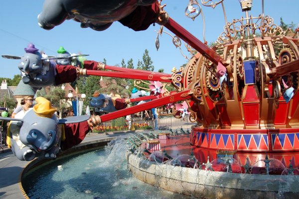 Диснейленд Карусель Дамбо