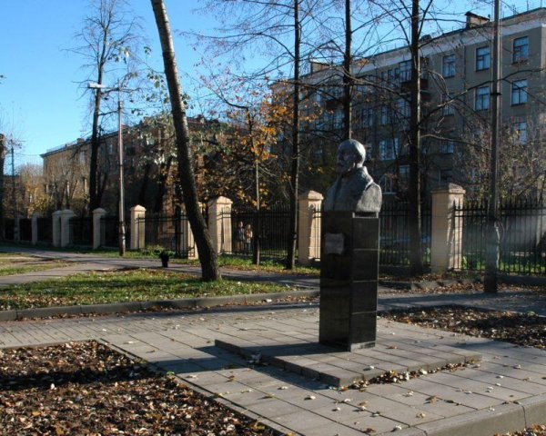 Комсомольский парк Милютин памятник