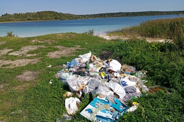 Мусор на берегу реки