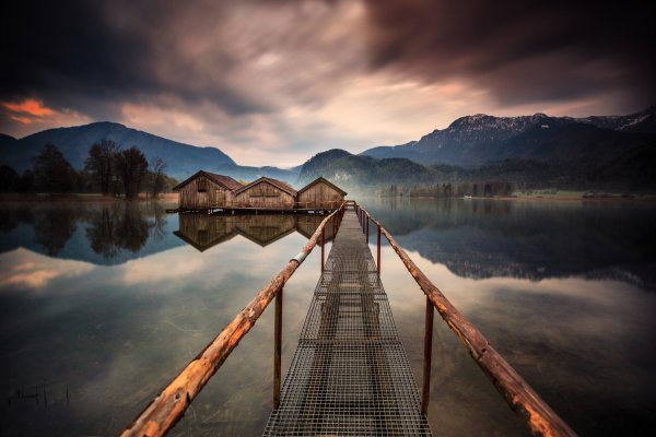 Озеро с мостом